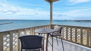 En balkon med havudsigt, med et bord og to stole.