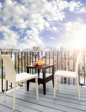 Outdoor dining - Bright Chelsea apt & sun terrace (London)