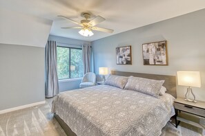 2 slaapkamers, een bureau, een strijkplank/strijkijzer, reisbedje