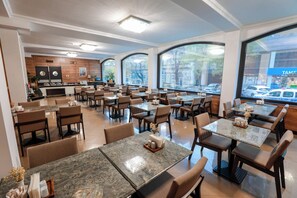 Desayuno bufé gratuito y diario