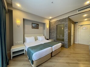 Quarto duplo superior, vista para o mar | Cofres nos quartos, espaço de trabalho para notebook