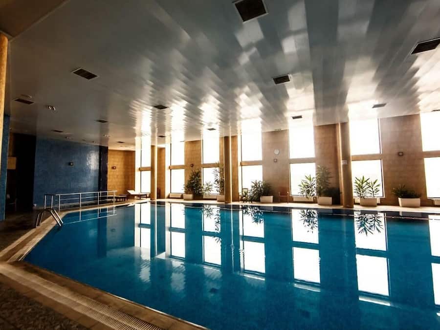 Una piscina cubierta (de 08:00 a 20:00), tumbonas