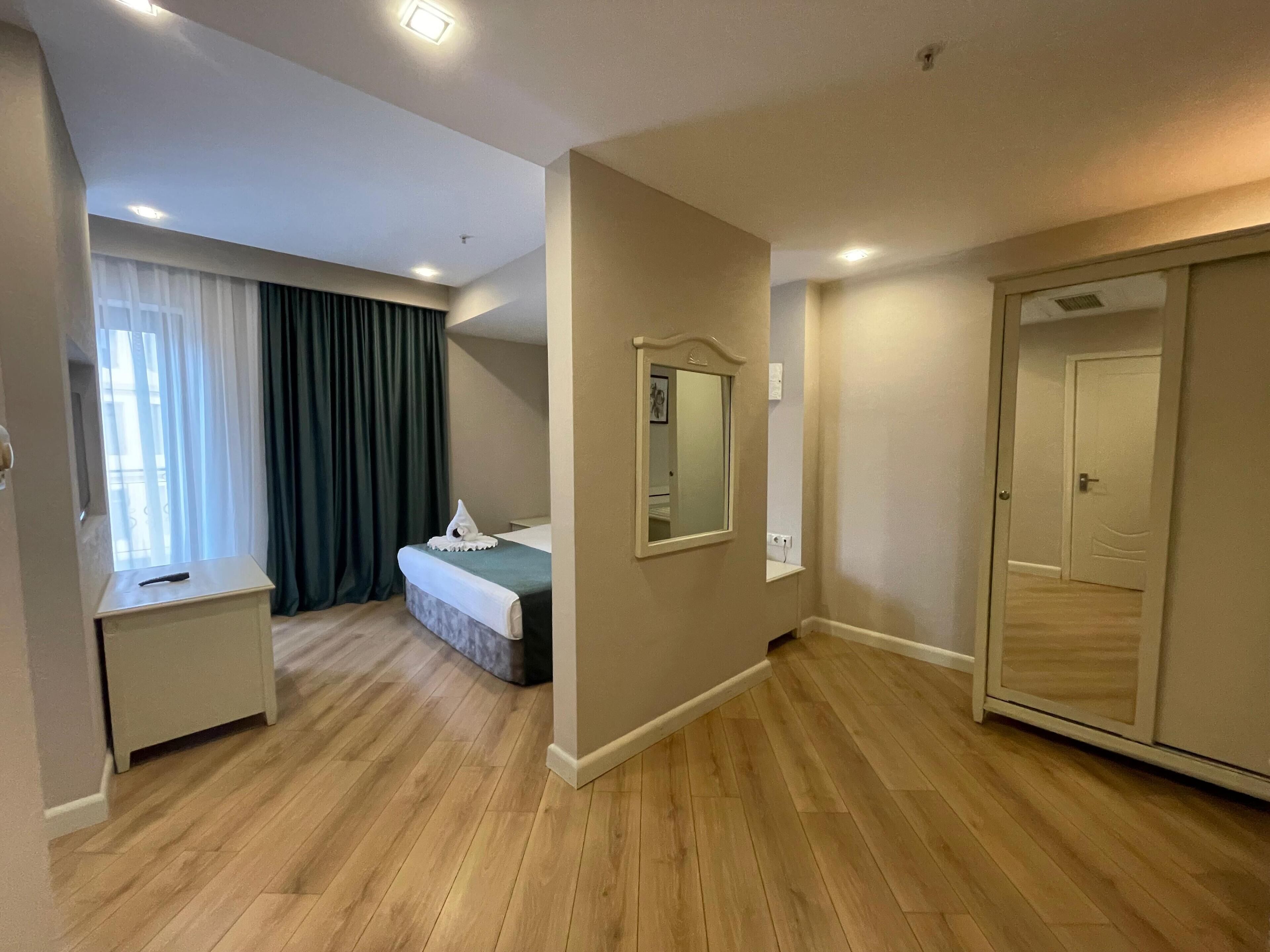 Grand Double Room | In-room safe, laptop workspace, iron/ironing board, free WiFi