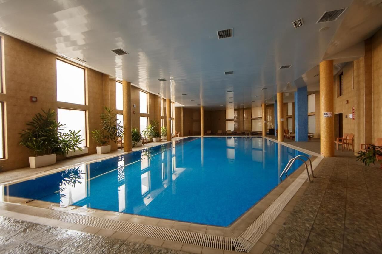 Una piscina cubierta (de 08:00 a 20:00), tumbonas