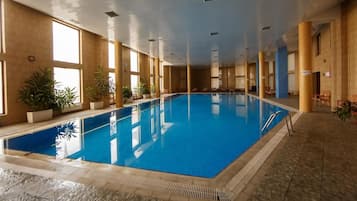 Una piscina cubierta (de 08:00 a 20:00), tumbonas