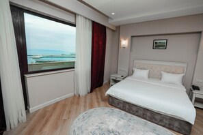 Junior suite, uitzicht op zee | Een kluis op de kamer, een laptopwerkplek, een strijkplank/strijkijzer