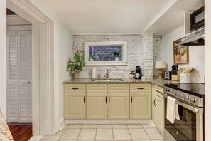 Fridge, microwave, oven, stovetop - The Quaint Quarters on Jones, Historic | Quiet (Savannah)