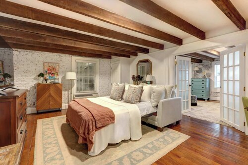 The Quaint Quarters on Jones, Historic | Quiet