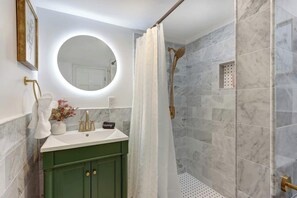 Shower, hair dryer, towels