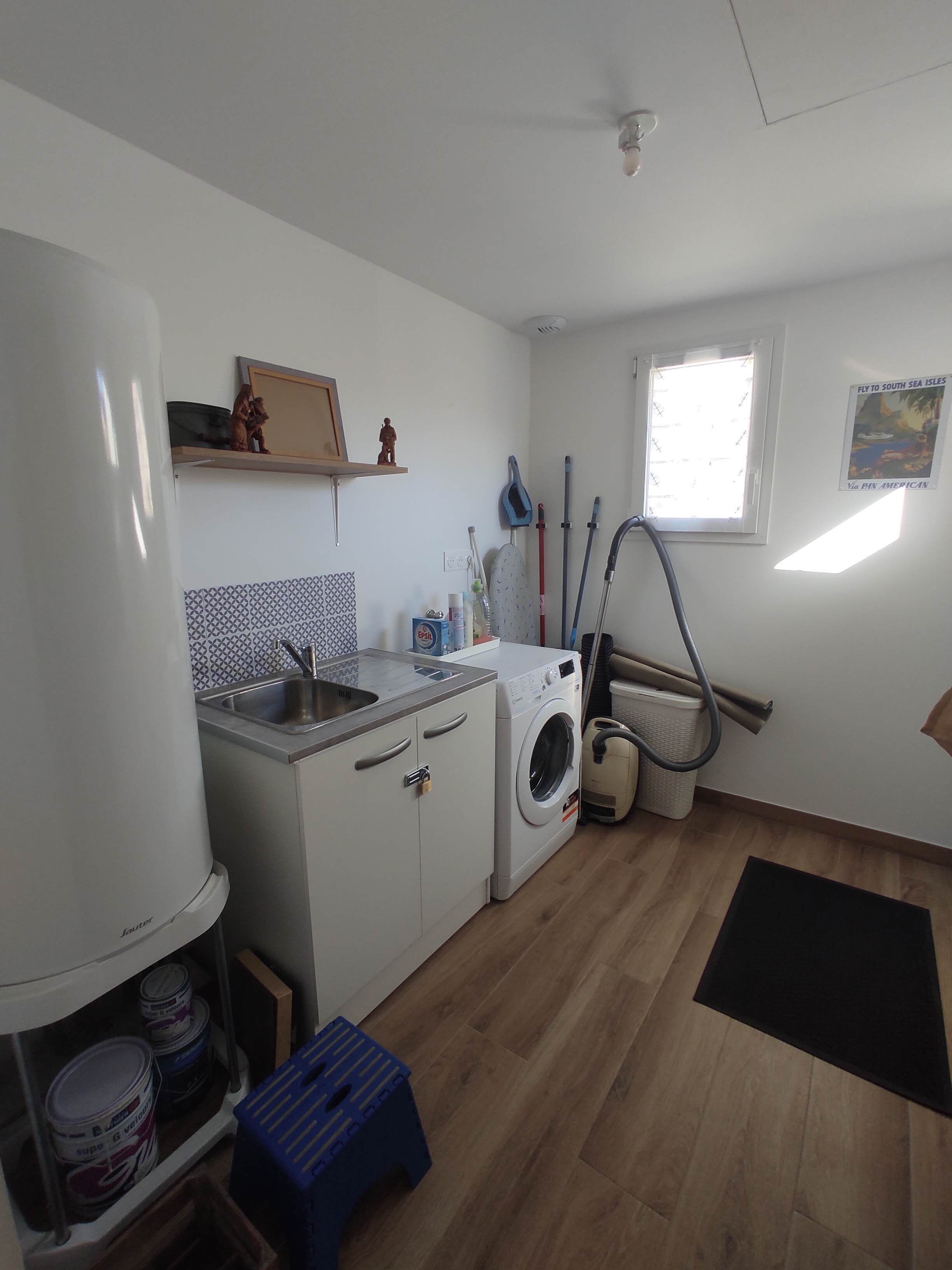 Arrière cuisine avec lave linge et matériel d'entretien 