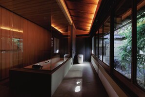 Villa luxueuse, 6 chambres, non-fumeur, vue sur le jardin | Salle de bain | Pantoufles