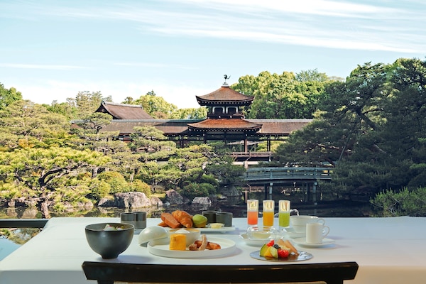 Daily continental breakfast (JPY 5990 per person)