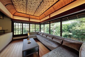 Villa luxueuse, 6 chambres, non-fumeur, vue sur le jardin | Coffre-fort, fer et planche à repasser, accès au Wi-Fi (inclus)