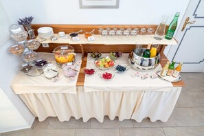 Daily local cuisine breakfast for a fee - Barock-Landhof Burkhardt (Spitz)