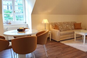 Comfort-Apartment, Gartenblick | Wohnbereich | 60-Zoll-LCD-Fernseher mit Kabelempfang