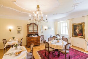 Dagelijks ontbijt met lokale gerechten (EUR 20 per persoon)