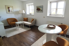 Comfort Apartment, Garden View | Living area | 60-inch LCD TV with cable channels - Barock-Landhof Burkhardt (Spitz)