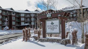 Condo, 2 Bedrooms | Property grounds