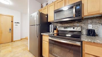 Apartamento, 2 habitaciones | Cocina privada | Frigorífico, horno, cafetera o tetera y tostadora