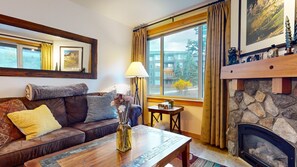 Condo, 2 phòng ngủ | Khu phòng khách | Smart TV