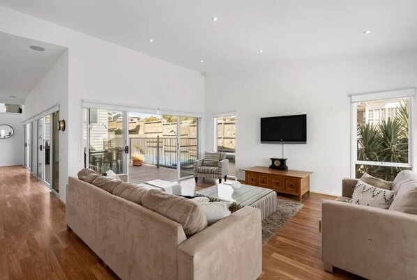 Smart TV - SORRENTO HOLIDAYS! LARGE GAS HEATED PLUNGE POOL & SPA, OUR LADY WILL IMPRESS! (Sorrento)