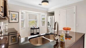 Kylskåp, mikrovågsugn, ugn och spishäll