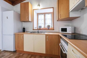 Kühlschrank, Mikrowelle, Ofen, Wasserkocher mit Kaffee-/Teezubehör