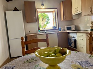 Jääkaappi, mikroaaltouuni, uuni, kahvin-/teenkeitin