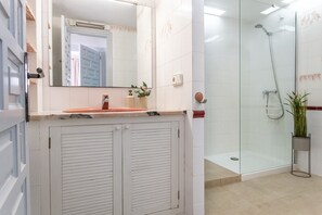 Douche, sèche-cheveux, serviettes fournies