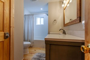 Chuveiro, toalhas de banho