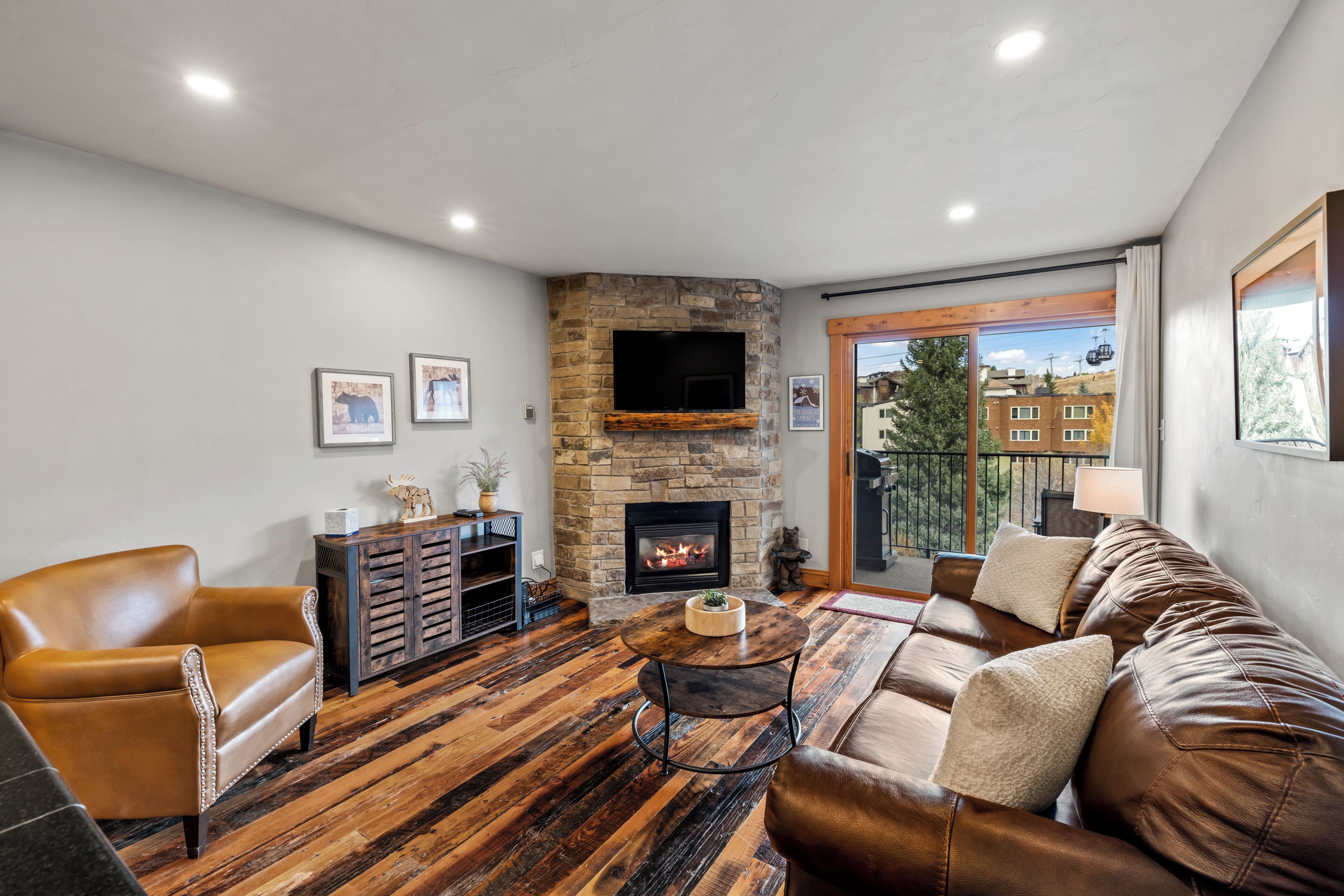 Televisie en een open haard