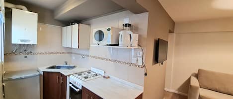 Kühlschrank, Mikrowelle, Ofen, Wasserkocher mit Kaffee-/Teezubehör