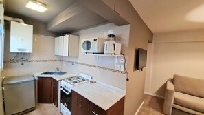 Kylskåp, mikrovågsugn, ugn och kaffe- och tebryggare