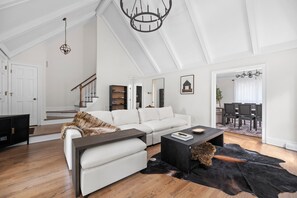 Smart TV, fireplace, stereo