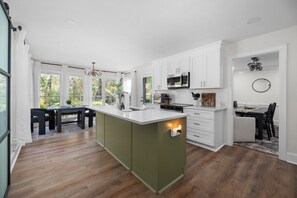 Geladeira, micro-ondas, fogão, cooktop
