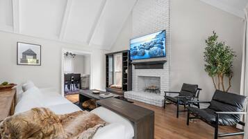 Smart-TV, Kamin, Stereoanlage