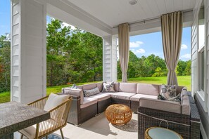 Outdoor dining - BRAND NEW CONSTRUCTION! 6/6 SLEEPS  16! GATED COMMUNITY!! (Santa Rosa Beach)