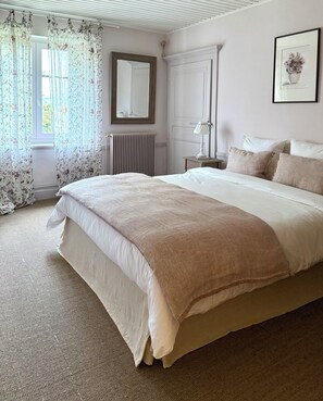 7 chambres, fer et planche à repasser, lit de bébé portatif