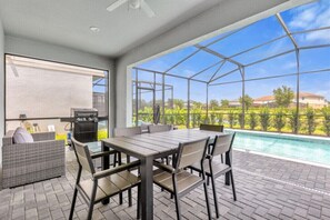 屋外ダイニングエリア