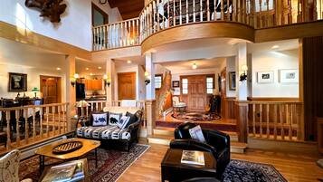 Smart-tv, pejs, bøger, musikbibliotek