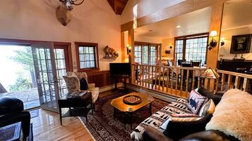 Smart-tv, pejs, bøger, musikbibliotek