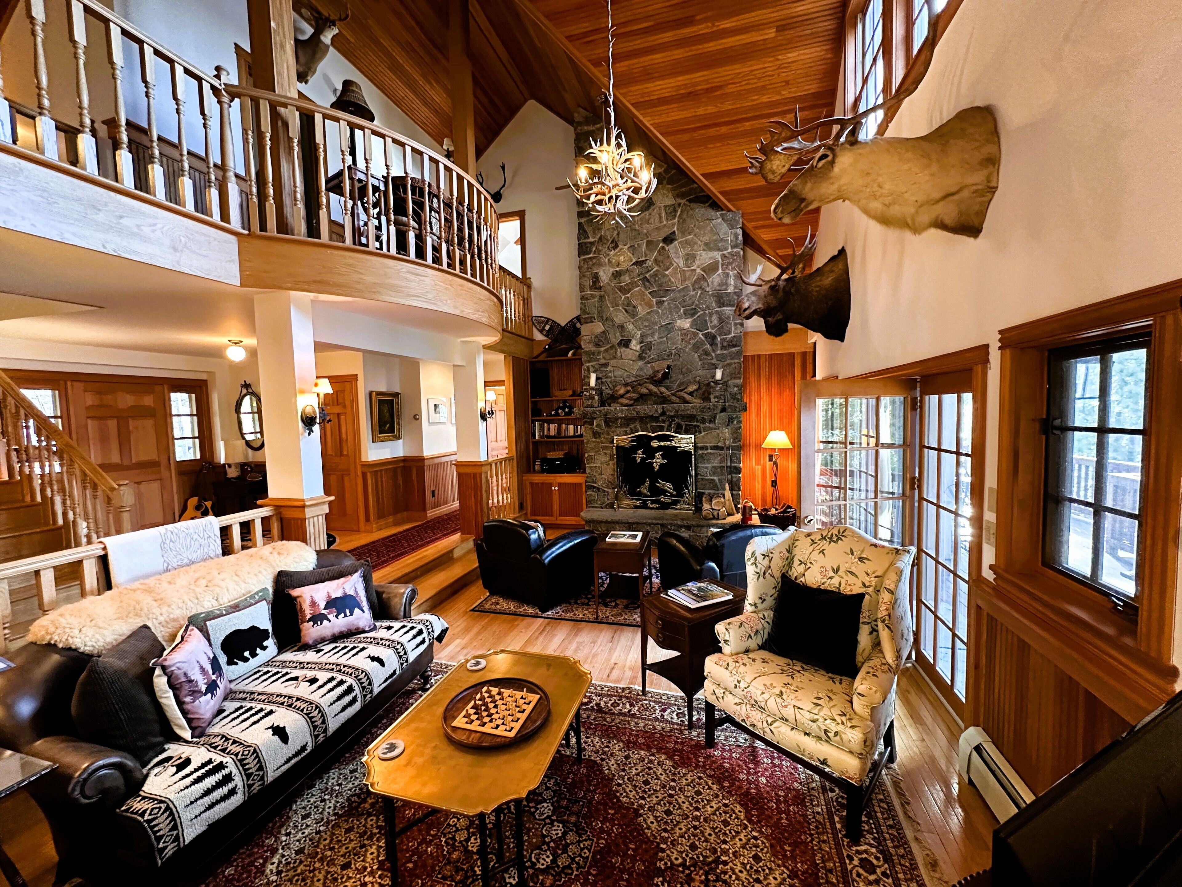 Älytelevisio, takka, kirjoja, musiikkikirjasto