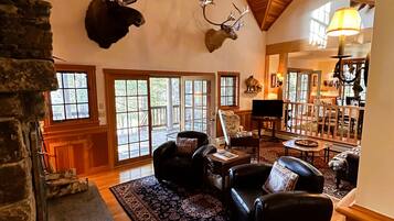 Smart-TV, peis, bøker og musikkbibliotek