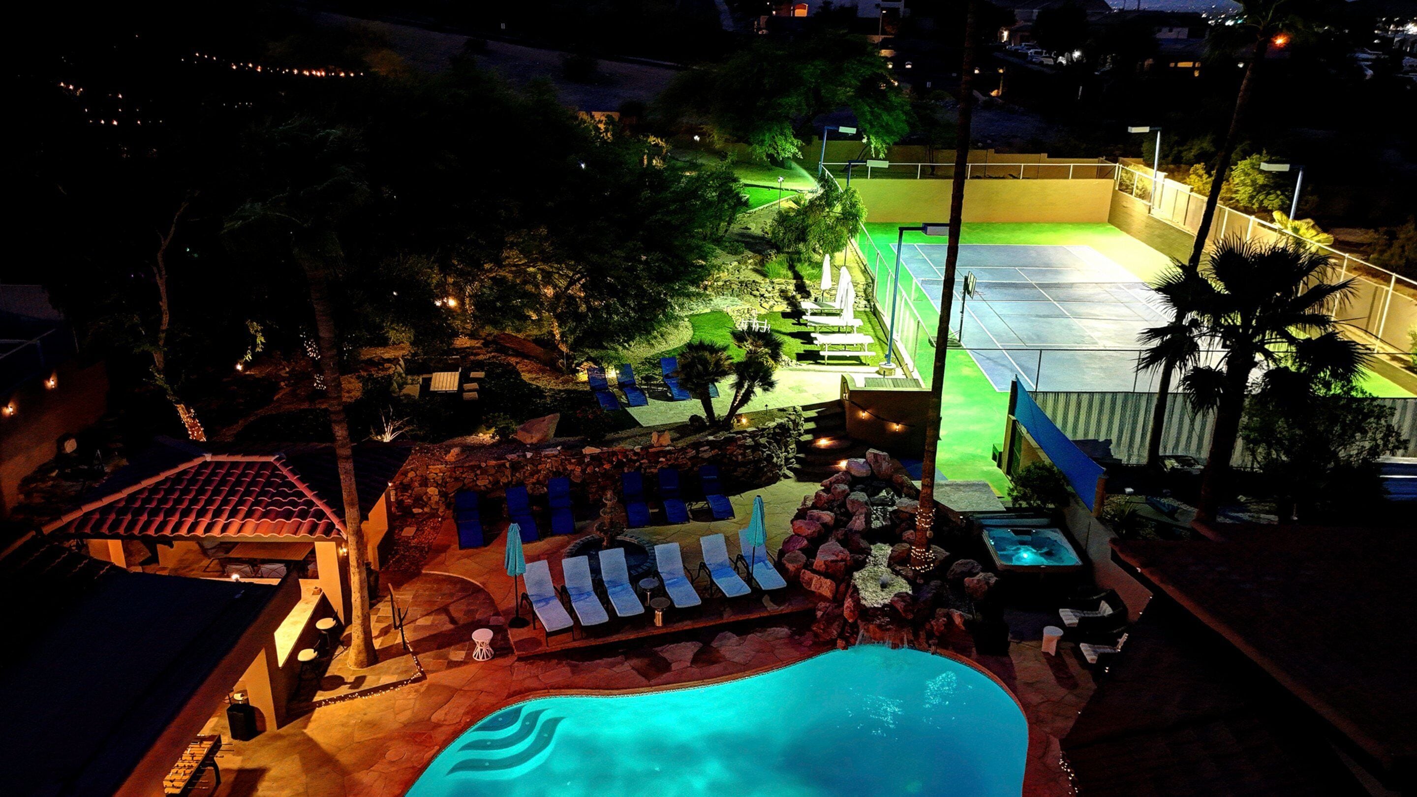 Alberca al aire libre y alberca climatizada