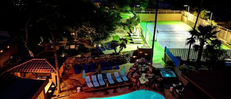 Alberca al aire libre y alberca climatizada