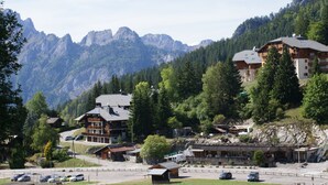 A mountain resort with multiple buildings, including a lodge with a sloped roof and a restaurant. - Magnificent panorama (Le Biot)