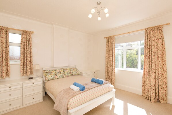 4 bedrooms, iron/ironing board, WiFi, bed sheets