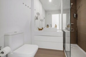 Shower, hair dryer, towels