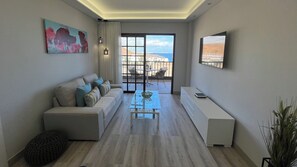 TV - Boutique one bed sea views free wifi (Arona)