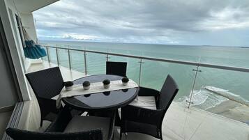 Grand Apartment | Outdoor dining